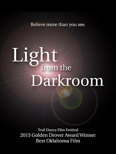 Свет из тёмной комнаты (2014) постер